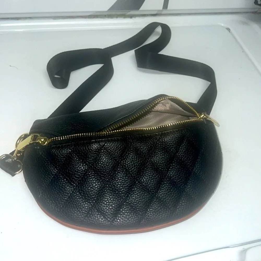 Like new quilted like Channel can be worn many ways - Picture 1 of 2